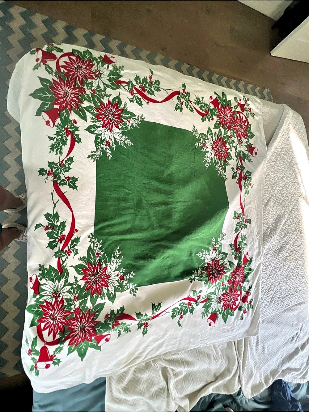 Holiday Poinsettia tablecloth in Green & White Like New